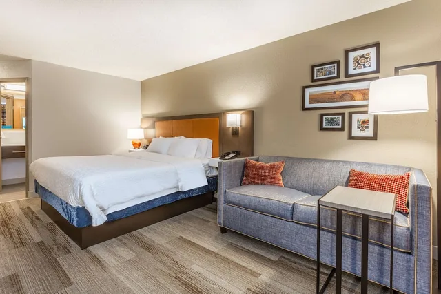 غرفة بسرير كينج مع أريكة، Hampton Inn Cedar Rapids 1/4
