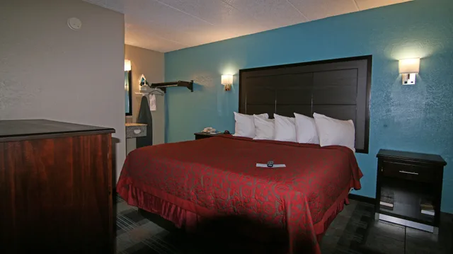 غرفة قياسية بسرير كينج للمدخنين، Economy Suites Springfield - I-44 2/4
