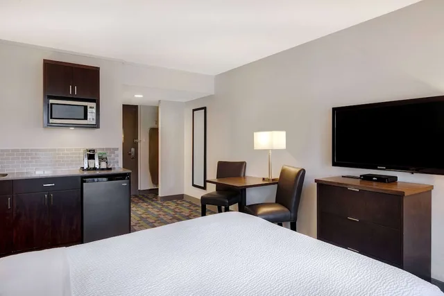 غرفة سوبيريور بسرير كوين بإطلالة على المسبح، Days Inn by Wyndham Victoria Airport Sidney 2/6