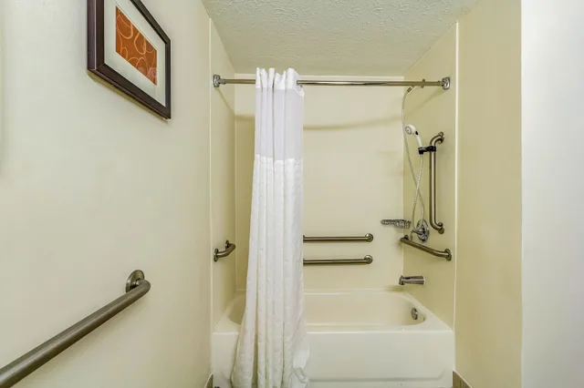 غرفة قياسية بسرير كينج مع أريكة، Comfort Inn Independence - Cleveland 6/6
