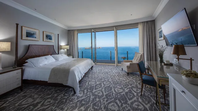 غرفة ملكية تنفيذية بسرير كينج بإطلالة على البحر، Royal Blue Hotel 1/1