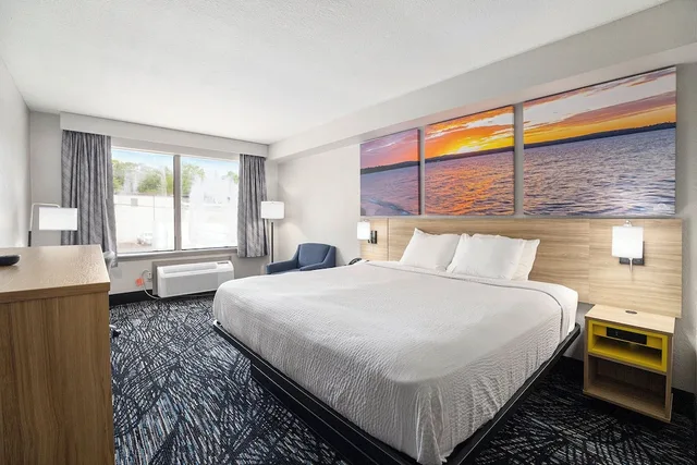 غرفة بسرير كينج، Days Inn & Suites by Wyndham Muskegon 2/5