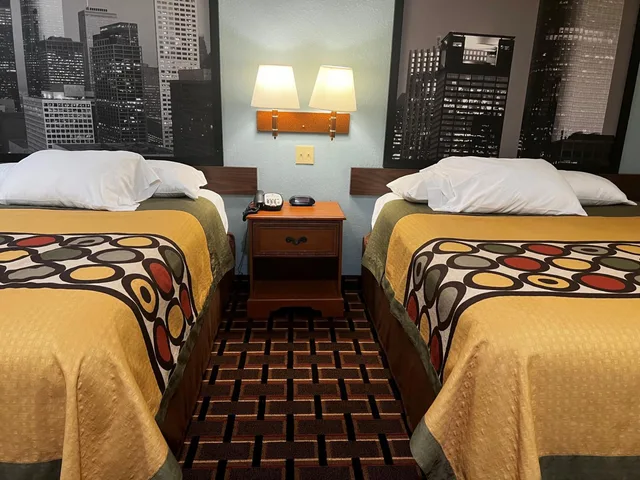 غرفة بسريرين كوين بحوض استحمام لذوي الإعاقة، Super 8 by Wyndham Stafford Sugarland Area 7/10