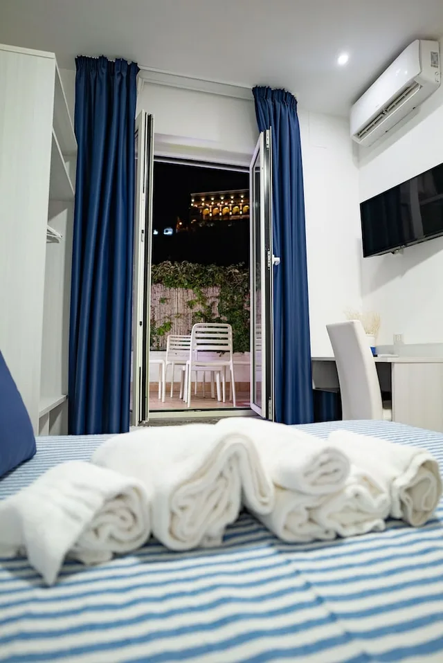 Standard, Quadruple, 2 Murphy Beds، Eden Bleu 2/2