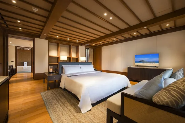 غرفة بريميوم بسريرين مزدوجين بإطلالة على البحر بغرفتي نوم، Le Meridien Shimei Bay Beach Resort & Spa 3/10