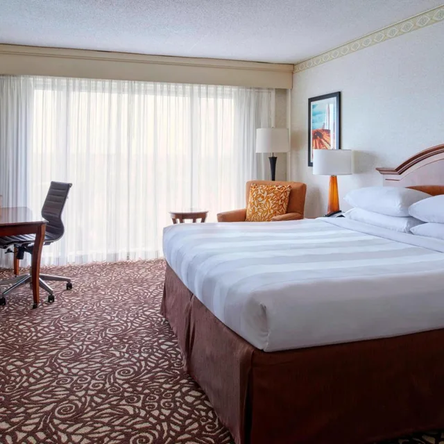 غرفة بسرير كينج بحوض استحمام لذوي الإعاقة، Marriott Milwaukee West 1/8