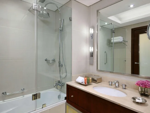 غرفة ديلوكس بسرير مزدوج بإطلالة على البحر، Qabila Westbay Hotel by Marriott 1/2
