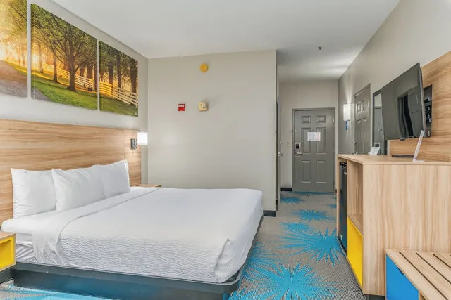 غرفة بسرير كينج لذوي الإعاقة، Days Inn & Suites by Wyndham Prattville-Montgomery 1/10