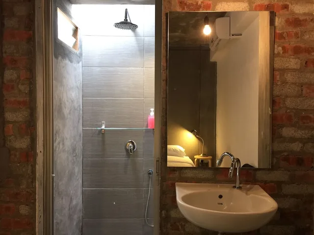 غرفة بسرير كوين بحمام خاص، The Frame Guesthouse 1/1