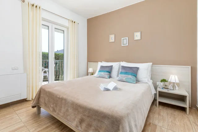 شقة بسرير كوين بشرفة بغرفة نوم واحدة مع أريكة، Villa Nina Apartments 2/3
