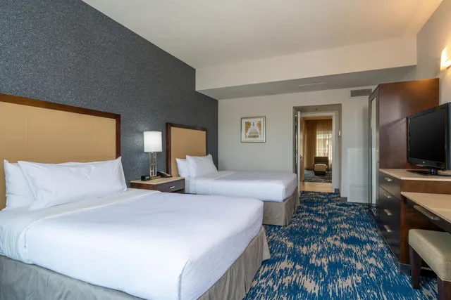 Suite, Multiple Beds, Accessible، Embassy Suites Alexandria Old Town 1/4