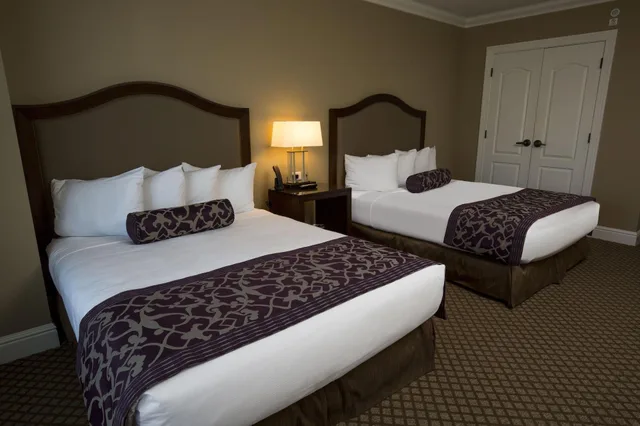 جناح بسرير كوين بإطلالة على البحيرة لذوي الإعاقة، The Edgewater 1/3