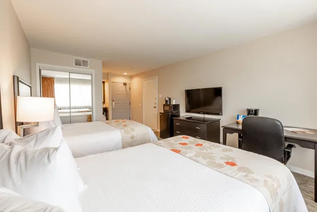 غرفة بسريرين مزدوجين بحوض استحمام لذوي الإعاقة، Craigshire Suites - Arlington 1/4