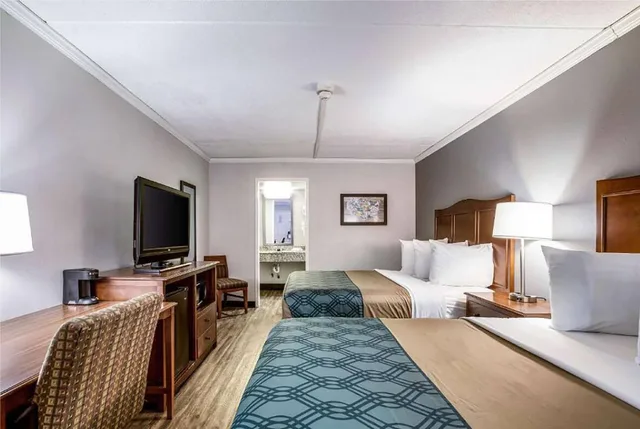 غرفة رباعية بسرير كوين، Travelodge by Wyndham Canton/Livonia Area, MI 1/1