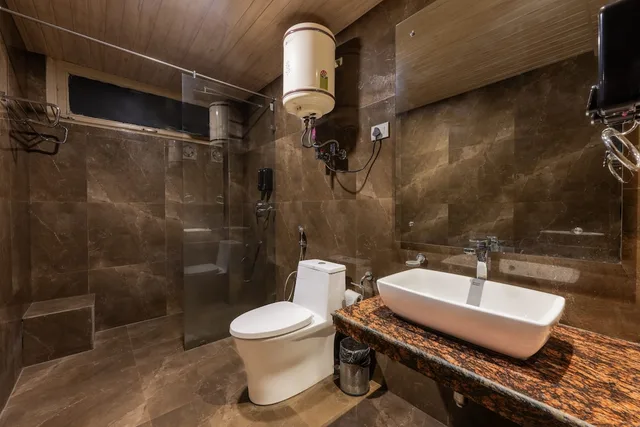 غرفة عائلية بسرير كينج وسرير مزدوج بإطلالة على الجبل بشرفة بغرفتي نوم، Echor Himalayan Heights Luxe Manali 7/7
