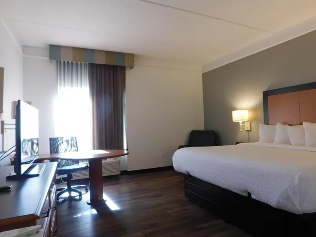 غرفة سوبيريور بسرير كينج بحوض استحمام لذوي الإعاقة، La Quinta Inn Suites Winston Salem 1/3