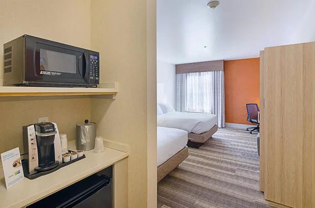 جناح بسرير كوين بمنطقة جلوس، Holiday Inn Express Lexington 2/2