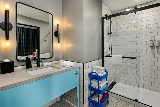 Specialty, Suite, King Bed, Large، Moxy Madison Downtown 3/3