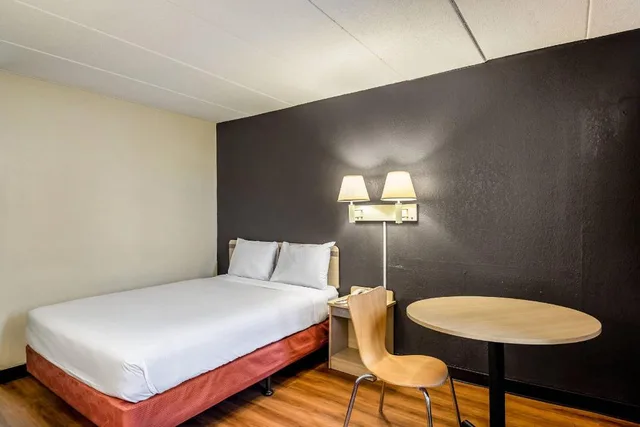 غرفة بسرير كوين للمدخنين، Rodeway Inn Dubuque IA 4/4