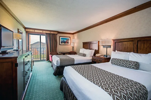 غرفة قياسية بسريرين كوين بإطلالة على البحيرة، Crowne Plaza Lake Placid 2/3