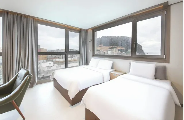 غرفة سوبيريور صغيرة ركنية بسرير كوين وسرير فردي، Sunrise Hotel Sungsan 1/8