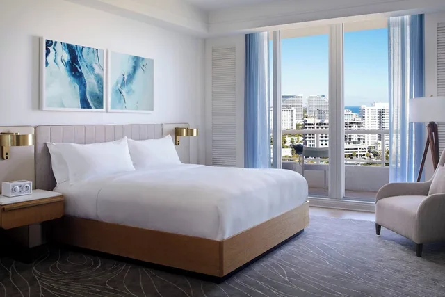 غرفة كلوب بسرير كينج بإطلالة مع أريكة، The Ritz Carlton Fort Lauderdale 3/4