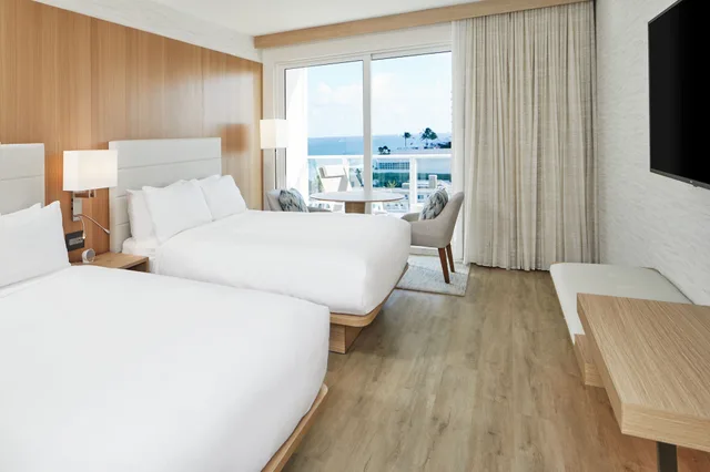 غرفة بسريرين كوين بشرفة بإطلالة، AC Hotel by Marriott Fort Lauderdale Beach 1/4