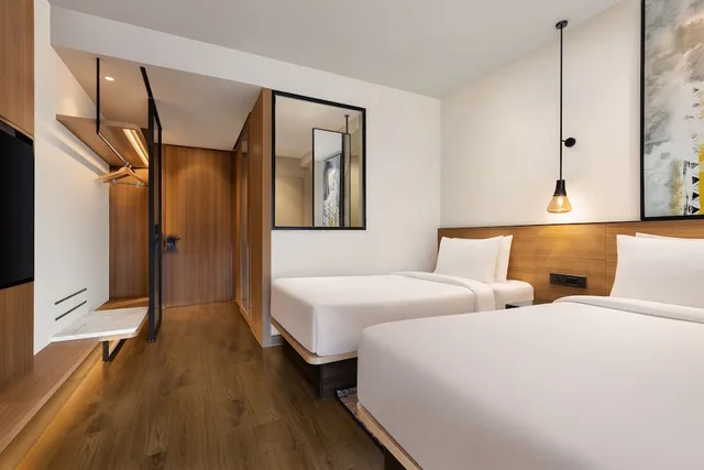 غرفة قياسية بسريرين منفصلين بإطلالة على المدينة، Fairfield by Marriott Mumbai International Airport 1/5