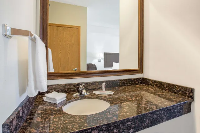غرفة بسرير كينج لذوي الإعاقة، Super 8 by Wyndham Cedar Falls IA-University 2/3