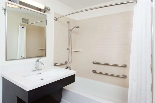 جناح بسريرين كوين بغرفة نوم واحدة لذوي الإعاقة، Sonesta Simply Suites Dallas Las Colinas 3/4