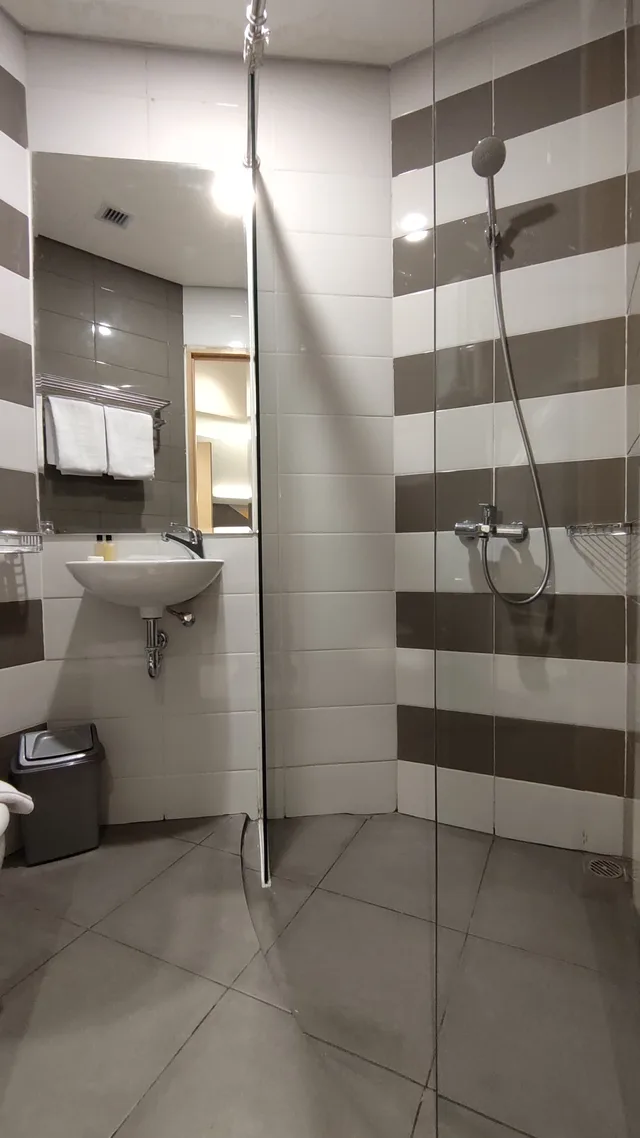 غرفة عائلية ثلاثية، Agogo Downtown Hotel Surabaya 6/6
