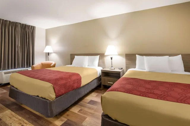 Standard, 2 Queen Beds, Smoking, Econo Lodge Hendersonville 1/4