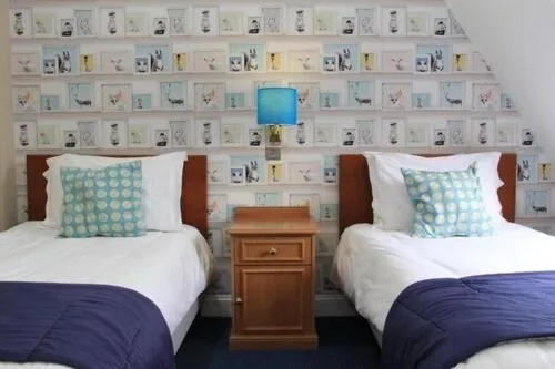 Family, Courtyard Area، Cricklade House Hotel, Sure Hotel Collection by Best Western 2/2