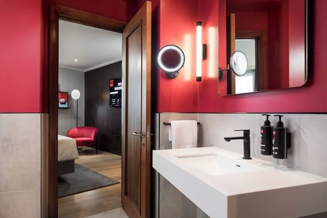 Rose, Suite, King Bed، Radisson RED London Twickenham 2/2