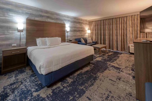 غرفة بسرير كينج وسرير كوين لذوي الإعاقة، MCM Elegante Hotel and Conference Center 1/3