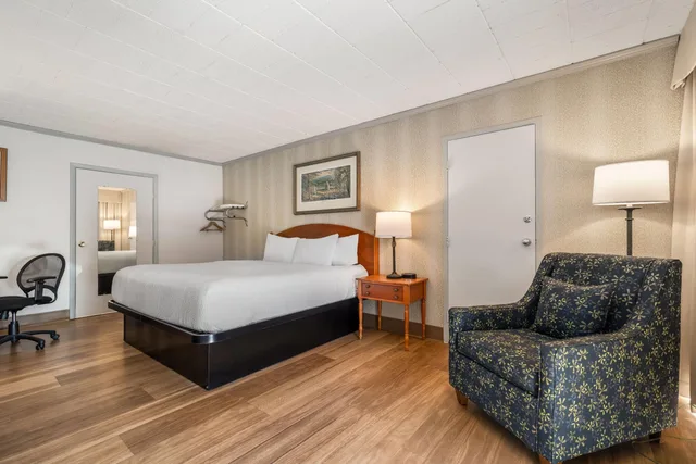 Room, King Bed, Accessible, Ramada by Wyndham State College Hotel & Conference Center 2/4