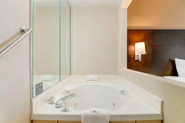Room, Double Bed, Quality Inn & Suites Monroe 5/5