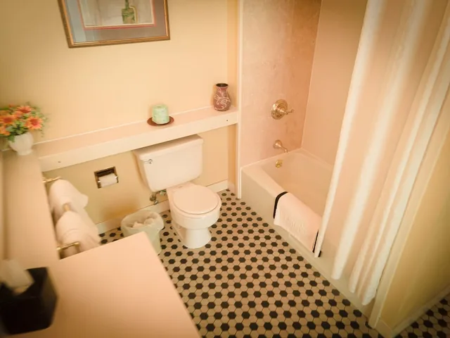 جناح بسرير كوين، The Guest House Historic Mansion 8/9