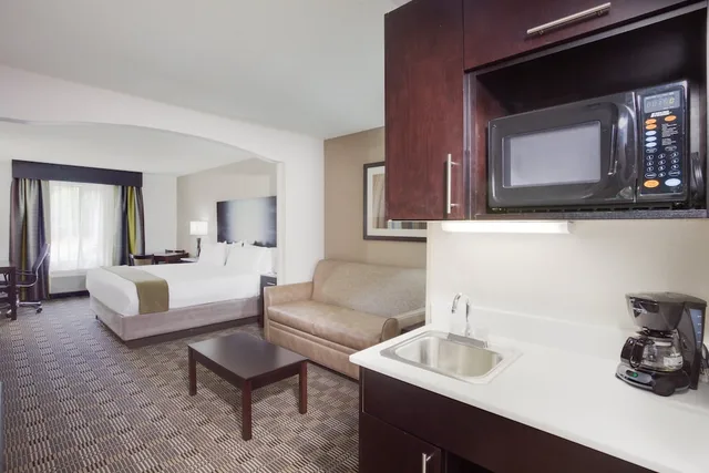 غرفة قياسية بسرير كينج لذوي الإعاقة، Holiday Inn Express Hotel Suites Mebane 4/5