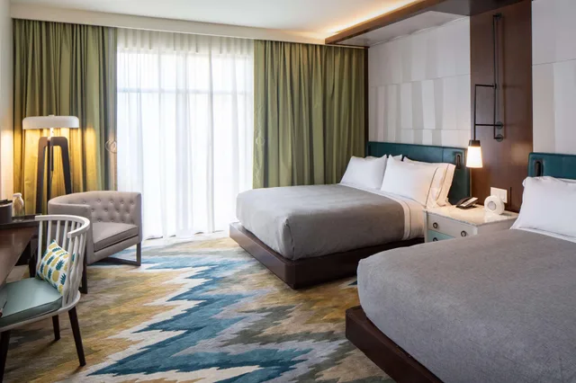 غرفة بريميوم بسرير مزدوج، Canopy By Hilton Charlotte Southpark 1/2