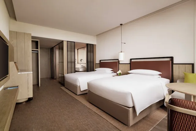 غرفة بسريرين مزدوجين بإطلالة على الحديقة بشرفة، Marriott Yalong Bay 6/10