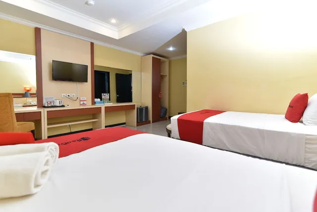 غرفة بسريرين منفصلين، Reddoorz Plus Near Mall Bali Galeria 2 2/4