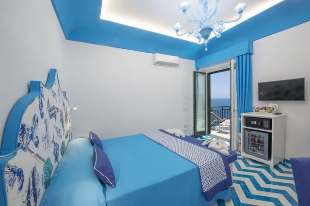غرفة ديلوكس بإطلالة على البحر بشرفة، Hotel Villa Maria Pia 2/6