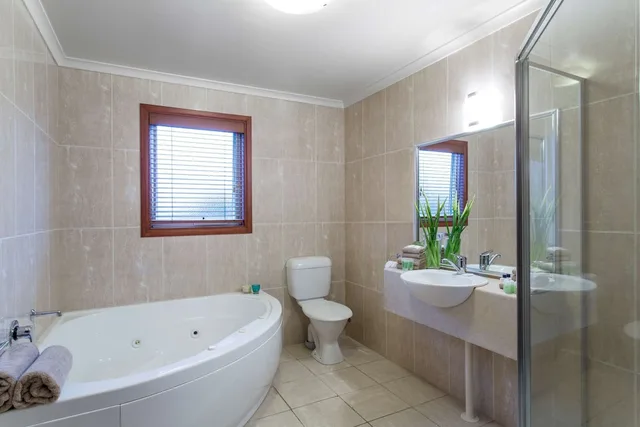 شقة بسرير كوين وسريرين فرديين بمطبخ، Best Western Colonial Village Motel 5/5