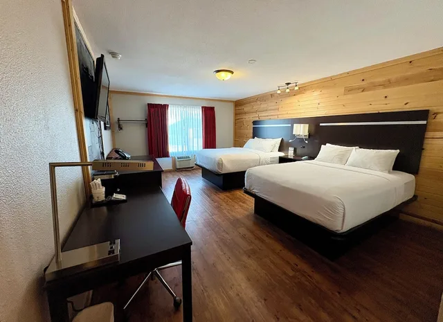 غرفة بسريرين كوين مع أريكة، Americas Best Value Inn-Wall 2/10