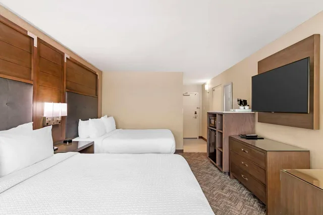 غرفة بسريرين كوين بإطلالة، Best Western Plus Kansas City Sports Complex Hotel 1/4