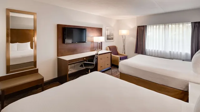 غرفة قياسية بسريرين كوين بإطلالة على المسبح، Best Western Plus Longbranch Hotel and Convention Center 3/9
