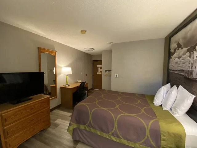 غرفة بسرير كوين، Super 8 By Wyndham Green Bay Near Stadium 2/10
