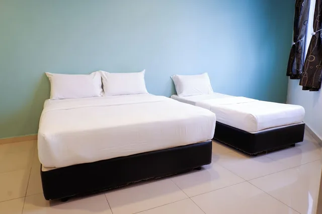 غرفة ثلاثية بسرير كوين وسرير فردي، SMART HOTEL REKO SENTRAL KAJANG 3/7