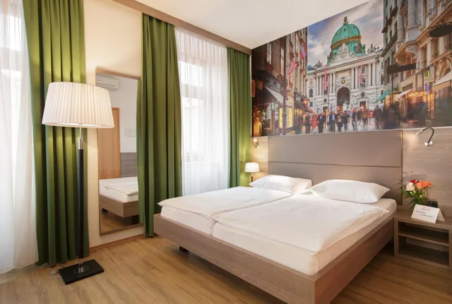 غرفة بسرير كوين، Lucia Hotel 7/10